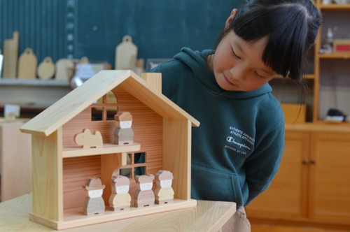 木のドールハウスとお人形　木のおもちゃ学校